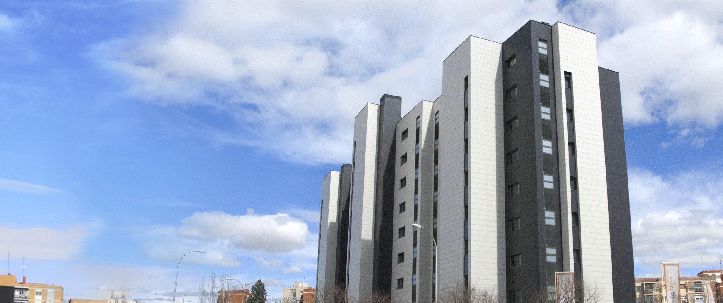 Edificio de viviendas de Padre Piquer visto desde la calle, con el cielo despejado